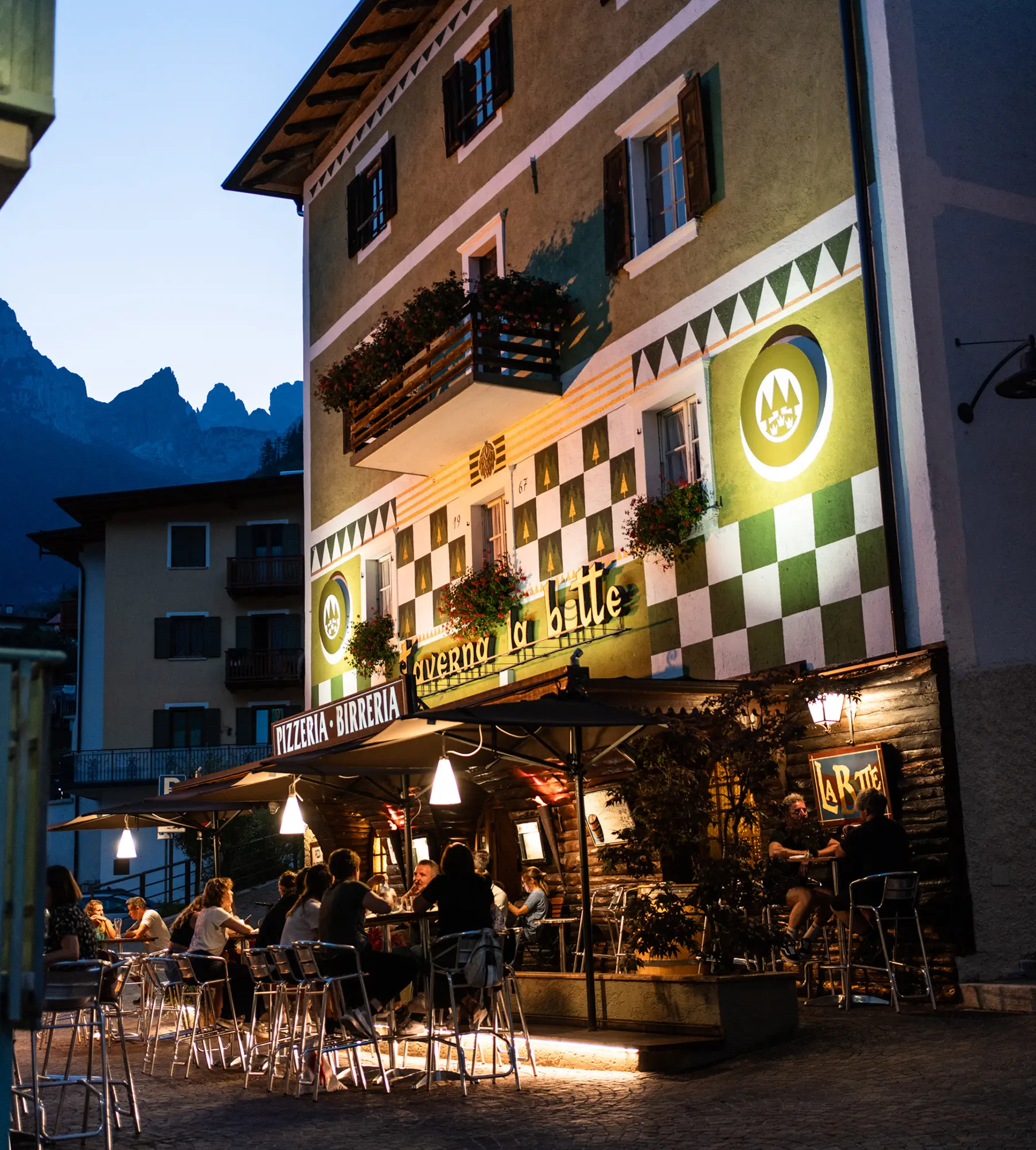Vieni a provare la pizza o la cucina del ristorante a molveno taverna la botte